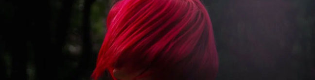 pelo rojo cereza intenso